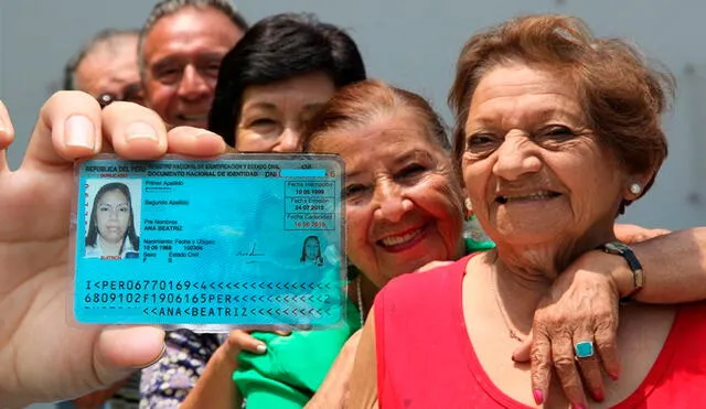 Conoce si las personas mayores de 60 años deben renovar su DNI en el Perú. Foto: Composición LR/Andina.