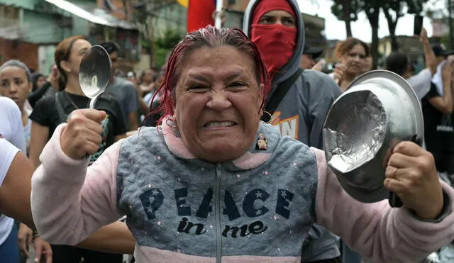 Venezolanos salieron a las calles con cacerolas en protesta por fraude electoral. Foto: AFP