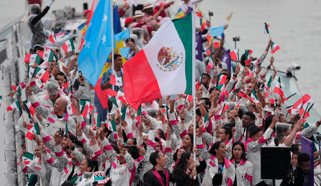 La lluvia no apagó la fiesta del equipo mexicano. Con impermeables y paraguas, los atletas llegaron al escenario para la inauguración. Foto: X