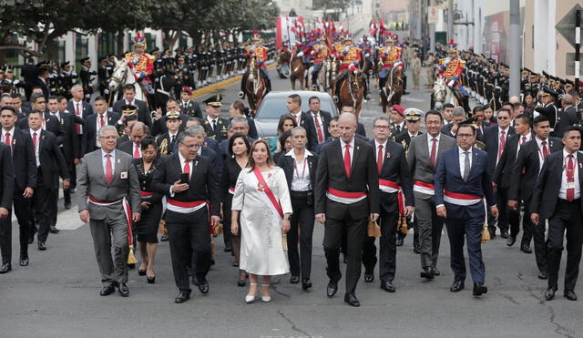 Dina Boluarte y sus ministros caminaron tras el mensaje de 28 de Julio en el Congreso. Foto Marco Cotrina