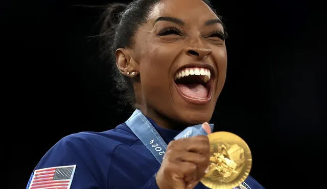 Simone Biles feliz mostrando su nueva presea dorada, la primera conseguida en París 2024