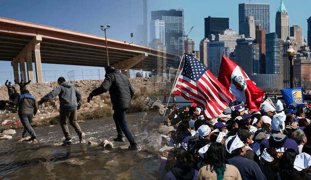 Texas es el Estado que comparte 1.254 millas de frontera común con México. Ambos están unidos por 28 puentes internacionales y cruces fronterizos. Foto: composición LR/El País