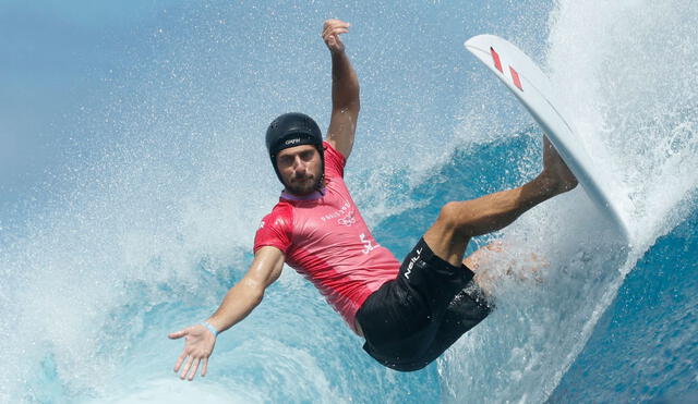 El surfista peruano superó al japonés Reo Inaba en los cuartos de final de surf. Foto: AFP