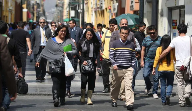 En los feriados y días no laborables los peruanos suelen aprovechar para salir del hogar con amigos o familiares. Foto: Andina