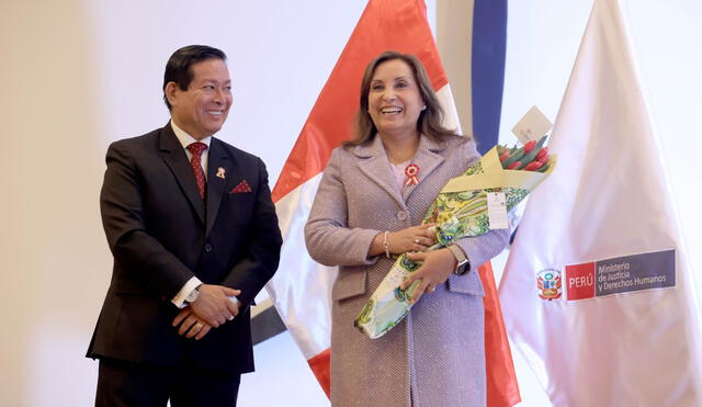 Ministro de Justicia Eduardo Arana y presidenta Dina Boluarte en una actividad del sector. Foto: Minjus