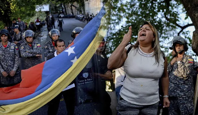 Más de 150 organizaciones de derechos humanos han pedido el cese de la violencia política e institucional en Venezuela, condenando la represión y criminalización contra las personas. Foto: composición LR/AFP