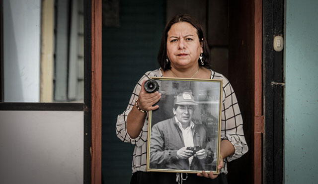 Sharmeli Bustios con el retrato de su padre, el periodista Hugo Bustíos. (Foto John Reyes Mejía - La República)