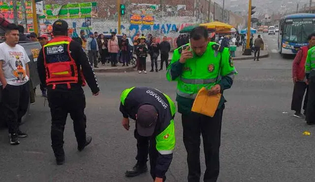 La anciana fue atropellada tras intentar cruzar la pista en la entrada de Collique, en Comas. Foto: Samuel Santos/LR