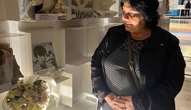 Rosa Pallqui junto a la foto del periodista Jaime Ayala, corresponsal de La República, que está en el LUM.