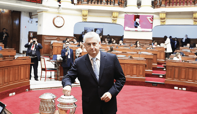 Juan Carlos Lizarzaburu es representante de los peruanos en el extranjero. Foto: Congreso