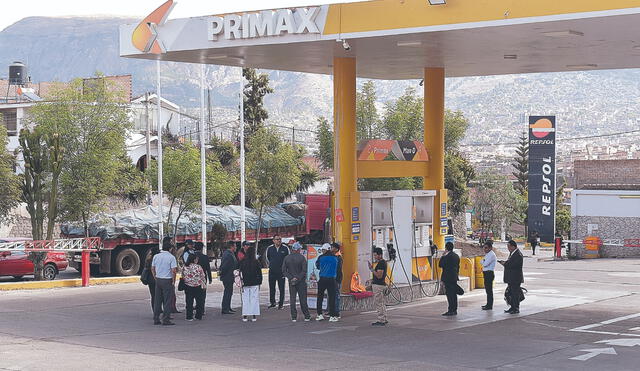 Algunos de los militares imputados junto con sus abogados se desplazaron con los fiscales al grifo Primax, donde recibieron disparos mortales los manifestantes. Foto: difusión