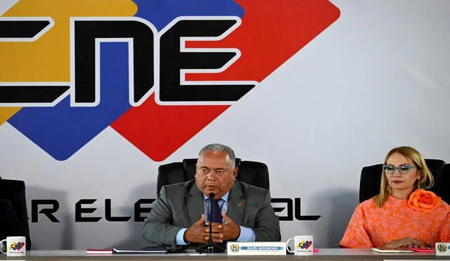 Elvis Amoroso, jefe del CNE venezolano, con la presidenta del Tribunal Supremo, Caryslia Rodríguez, quien validaría la reelección de Maduro.  Foto: AFP