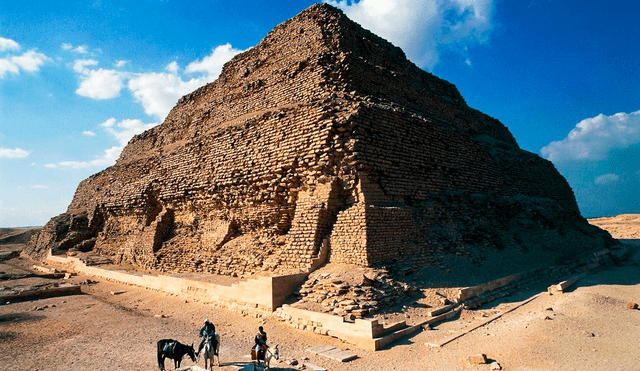 La pirámide más antigua de Egipto, la famosa pirámide escalonada, que hacia 2680 a.C. el faraón Zoser ordenó construir a su arquitecto Imhotep. Foto: Sharmhurghada.