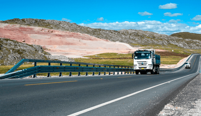 Esta vía alterna a la Carretera Central de 74 kilómetros contará con sistemas de drenaje, señalética de seguridad vial y guardavías, entre otras mejoras. Foto: MTC