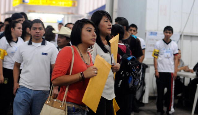 Los sueldos bajos, las pocas oportunidades laborales y la falta de oferta formal son algunos de los problemas que afectan a los jóvenes.  Foto: IPE