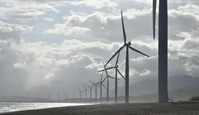 La energía eólica es una fuente limpia y capaz de suministrar la electricidad necesaria a las poblaciones a costos menores. Foto: Pexels