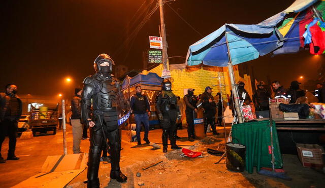 Fiscalizadores de la Municipalidad de San Juan de Lurigancho desalojaron a los trabajadores informales que se habían adueñado de una calle cerca a una estación de la Línea 1. Foto: SJL