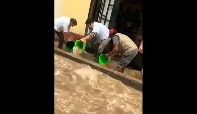 Vecinos hicieron lo posible para evitar que el lodo ingrese a sus viviendas. Foto: captura América TV