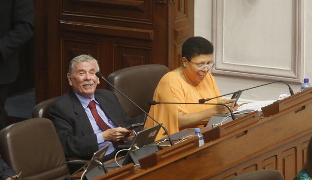 La fuerza de choque. Congresista Fernando Rospigliosi y su antecesora en la presidencia de la Comisión de Constitución, Martha Moyano.