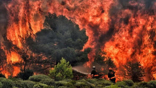 Masiva evacuación en Grecia por incendios forestales