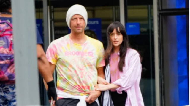 Chris Martin y Dakota Johnson. Cantante y actriz, desmienten información sobre una nueva ruptura. Foto: internet