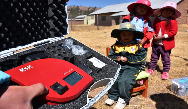 . La pequeña Heidi y niños que son monitoreados para descartar anemia por enfermeras que viajan hasta el lugar.  Foto: Liubomir Fernández