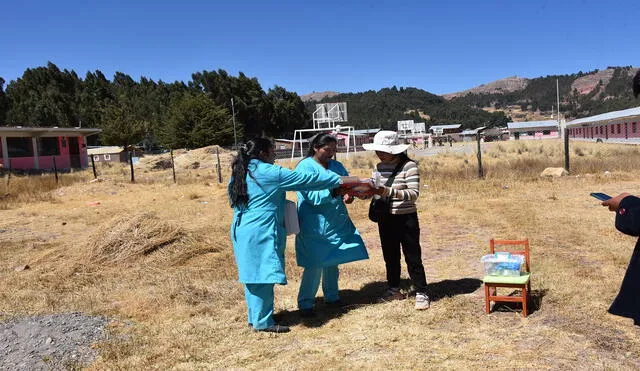 Enfermeras Luzdelia López y Danitza Ramos informando a padres en Moho, Puno, cómo combatir la anemia. Foto: Liubomir Fernández