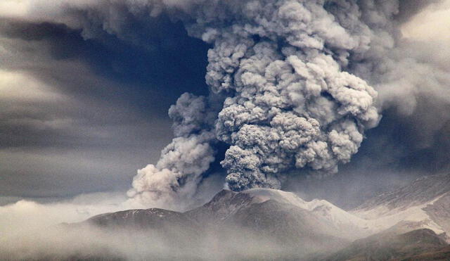 El volcán Shiveluch hizo erupción este último sábado 17 tras un fuerte sismo que remeció Rusia. Foto: Instituto de Vulcanología y Sismología