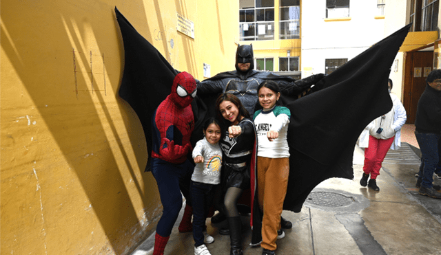 Los pacientes del INSN recibieron la visita de superhéroes. Foto: INSN