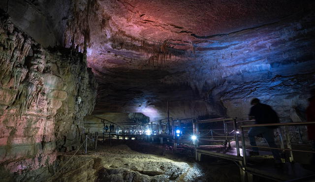 La pasarela de acero proporciona un tránsito seguro por el interior de la caverna para público de todas las edades. Fotografía: Flor Ruiz