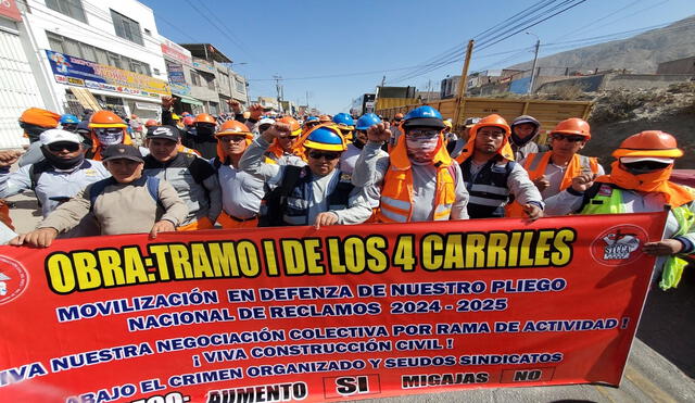 Trabajadores exigen el incremento salarial y cese de las extorsiones en el rubro. Foto: Leonela Aquino LR