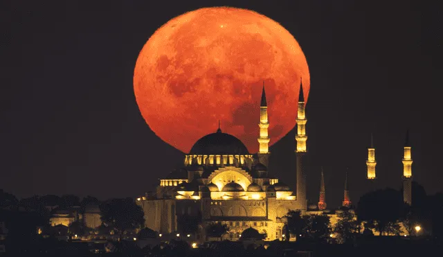 El fotógrafo Ahmet Okatali captó a la Luna saliendo tras la mezquita Suleymaniye en Estambul, Turquía. Foto: Ahmet Okatali