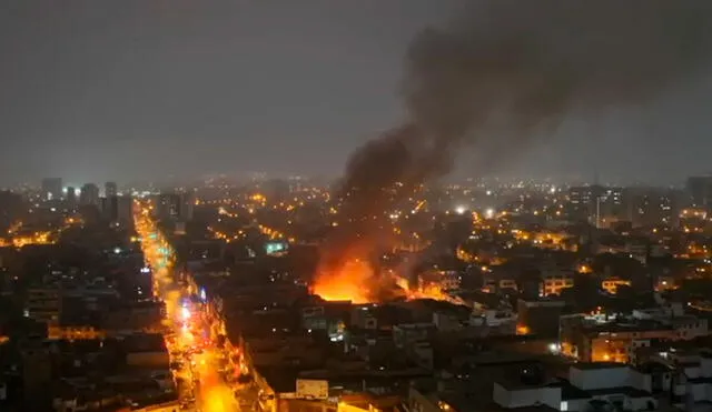 Incendio de grandes proporciones inició cerca a las 4.00 a. m. de este jueves.  Foto: captura/Canal N