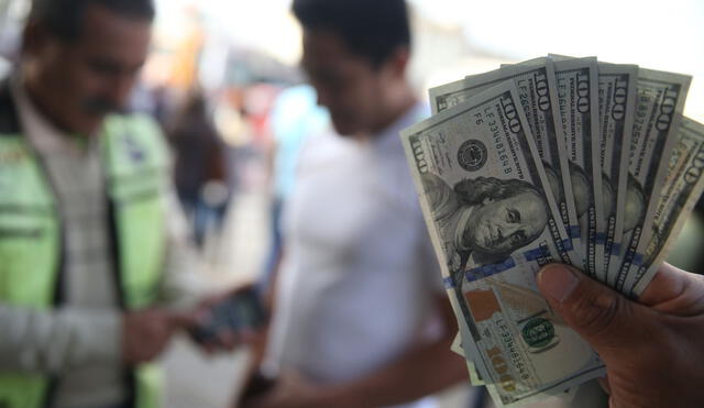 En el mercado paralelo, el dólar está en S/3,740 la compra y S/3,760 la venta. Foto: Andina / Oscar Farje.