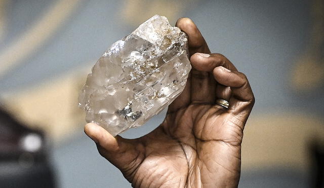 El segundo diamante más grande del mundo, conocido como el "Diamante de 2.492 quilates," fue encontrado en Botsuana en agosto de 2024. Foto: AFP