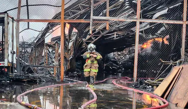 Bomberos continúan trabajando en almacén, ubicado en Breña, donde se registró incendio. Foto: La República