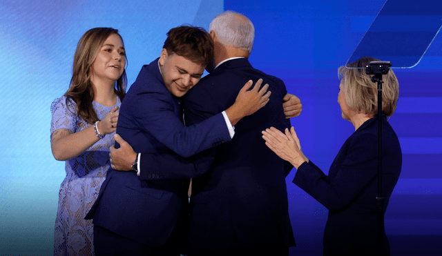 Tim Walz elogió a su familia durante sus declaraciones al aceptar la nominación a la vicepresidencia. Foto: AFP