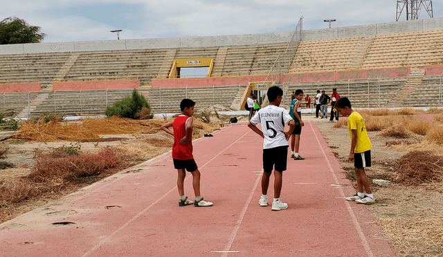 Estadio Miguel Grau luce completamente abandonado. Foto: Almendra Ruesta / URPI-LR