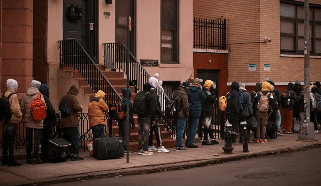 Los refugios en Nueva York enfrentan desafíos para ofrecer recursos y servicios esenciales a los migrantes. Foto: Andres Kudacki