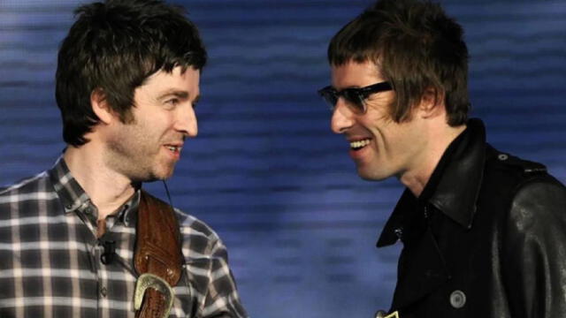 Liam y Noel Gallagher, sorprendieron a sus fans con su reencuentro que comprenderá 14 conciertos en Reino Unido. Foto: Internet