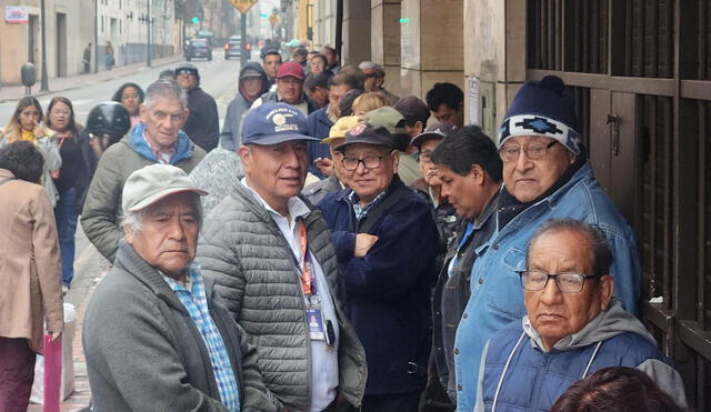 Incertidumbre. Adultos mayores esperan desde temprano para cobrar su dinero. Foto: Kevinn García / URPI-LR