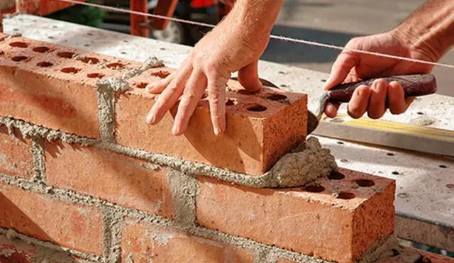 Según un informe de la Cámara Peruana de la Construcción (CAPECO), más del 60% de los peruanos que construyen su casa lo hacen en etapas, tardando en promedio cinco años en completar la construcción. Foto: DU Santa Fe