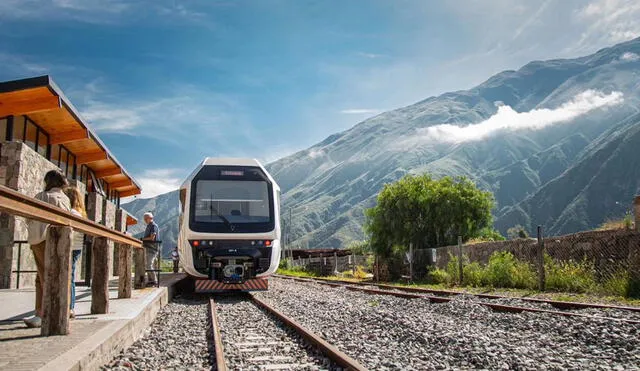 Este ferrocarril de Sudamérica almacena energía solar en baterías de litio, permitiéndole una autonomía de 120 kilómetros y marcando un hito en el uso de energías renovables en el transporte público. Foto: trensolaroficial/Instagram