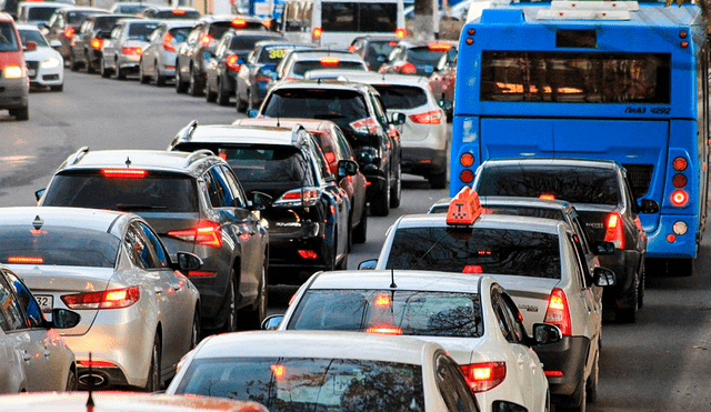 En América Latina más de siete países presentan un tráfico vehicular que obliga a sus habitantes a perder más de 100 horas al año. Foto: Pixabay