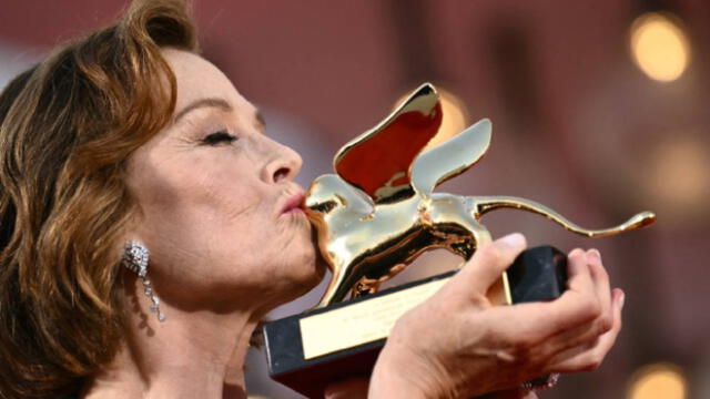 Sigourney Weaver posa con el León de Oro,  premio otorgado por trayectoria profesional en el Festival de Venecia. Foto: AFP.