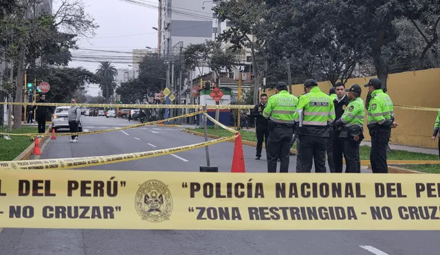 Testigos aseguran que el policía fue sorprendido por el motorizado. Foto: Cristina Galvez lo