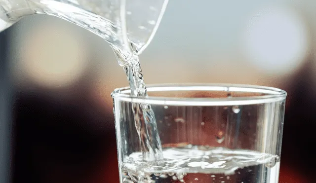 Un informe de 2019 reveló que hay microplásticos en agua potable. Foto: Freepik