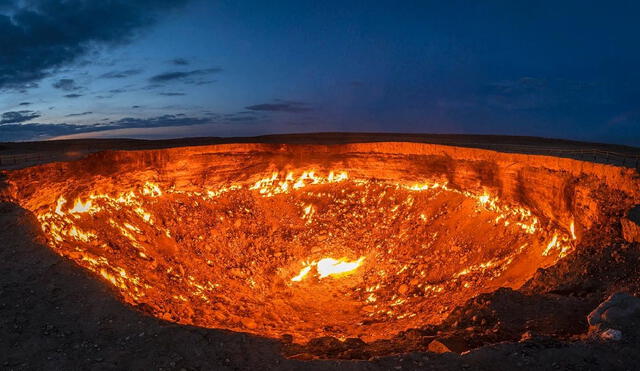 El cráter de Darvaza es un accidente geológico que surgió de una operación soviética en la década de 1970 para explotar gas natural, pero que resultó en un pozo llameante que desafía las expectativas. Foto: BBC