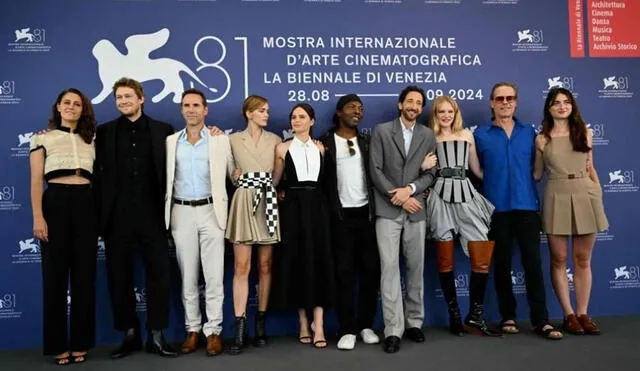 El elenco de la película The Brutalist junto con el director.