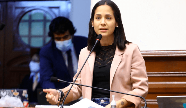 Sigrid Bazán y otros congresistas se pronunciaron y exigieron explicaciones al ministro por audios difundidos. Foto: archivo congreso